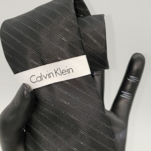 CALVIN KLEIN MAN TIE.